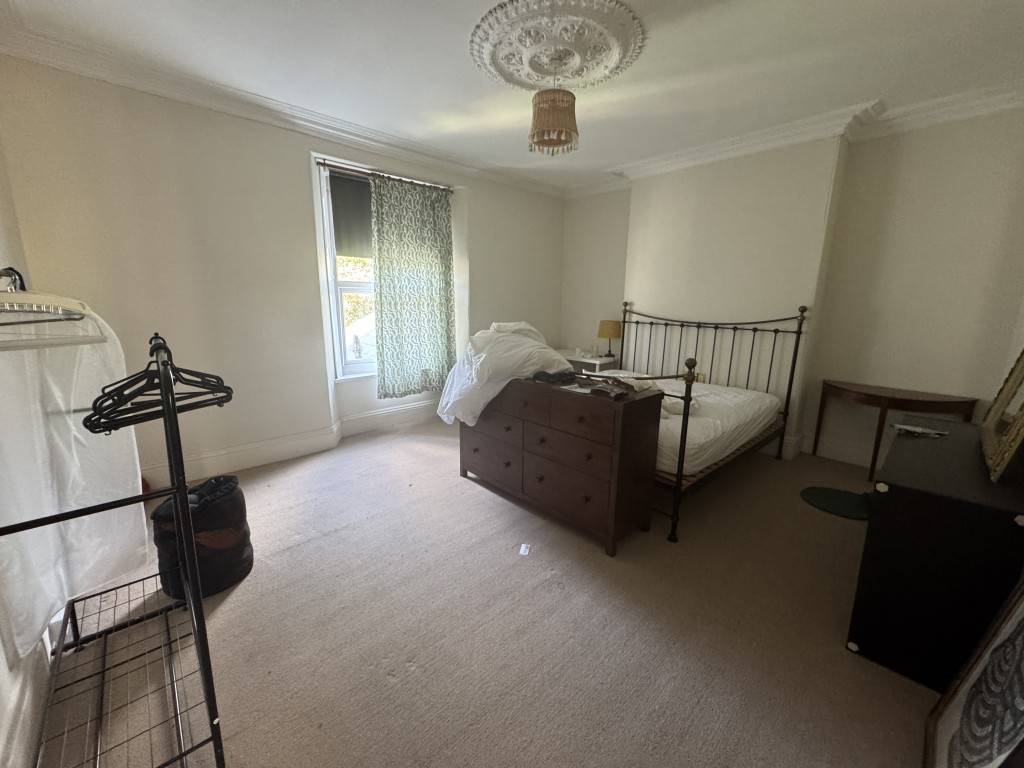 Lot: 33 - SUBSTANTIAL PROPERTY PREVIOUSLY ARRANGED AS TWO FLATS REQUIRING IMPROVEMENT - 41 Bedroom one